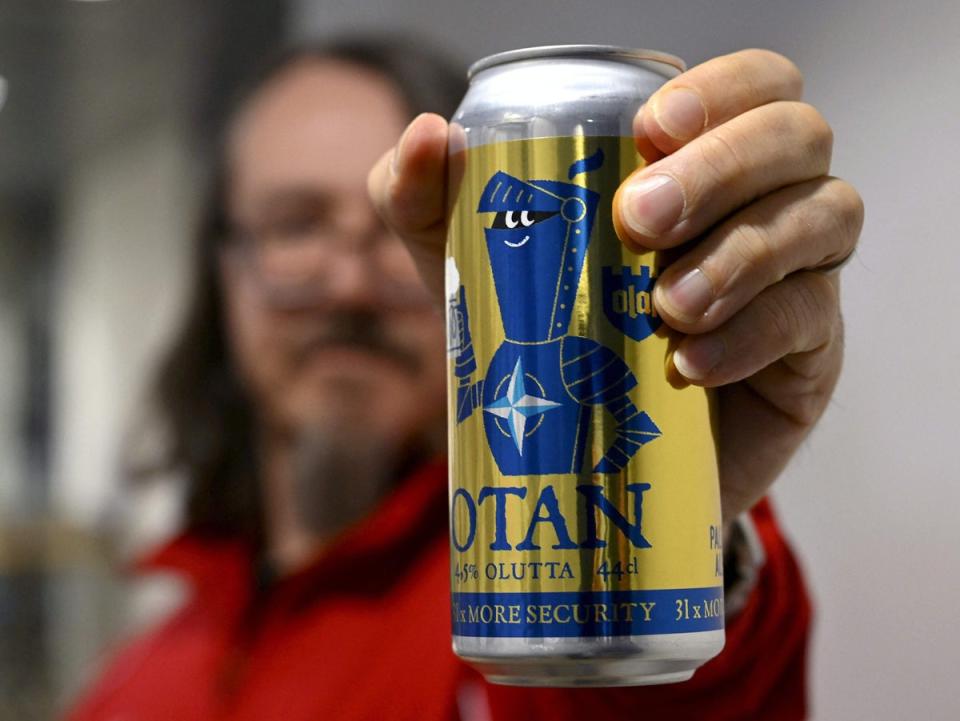 Una lata de cerveza con la marca Nato de Olaf Brewing Company en Helsinki para marcar que Finlandia se convierte en el miembro número 31 (Lehtikuva/AFP)