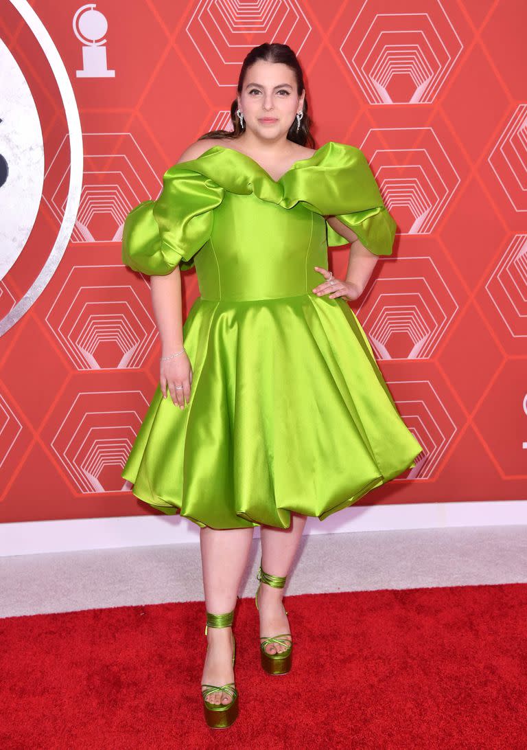La actriz estadounidense Beanie Feldstein, quien protagonizará la reposición de Funny Girl en Broadway, se animó con un audaz vestido verde con terminaciones irregulares