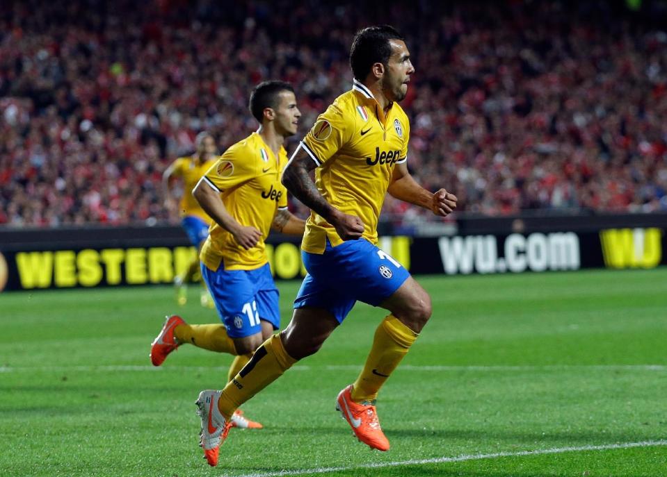 Carlos Tevez (derecha) festeja tras marcar un gol en la derrota 2-1 ante Benfica en el partido de ida de las semifinales de la Liga Europa el jueves 24 de abril de 2014. (AP Foto/Armando Franca)