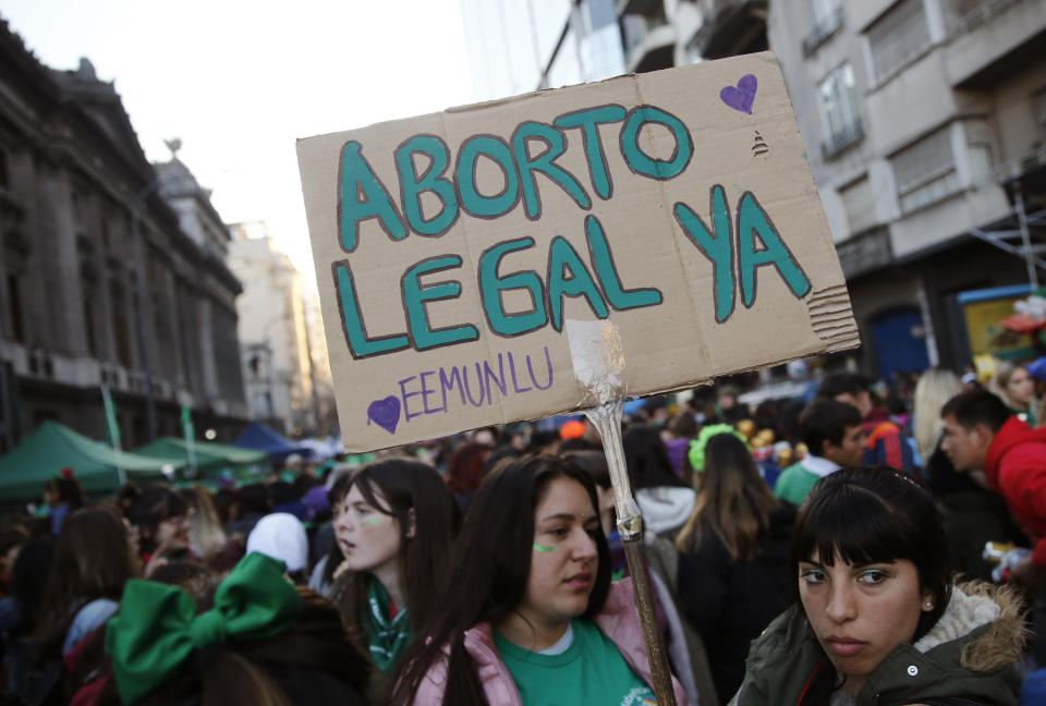A pro-choice activist holds a sign that reads in Spanish "Legal abortion now" during a rally to legalize abortion outside Congress in Buenos Aires on May 28, 2019. (Photo: ASSOCIATED PRESS)