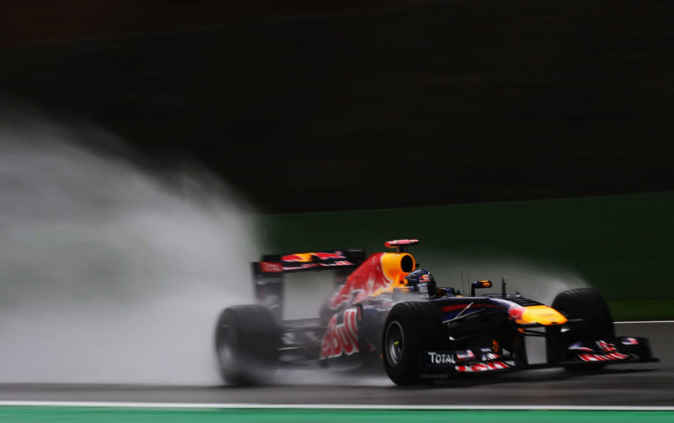 強大的空氣力學效應，讓F1賽車不斷吸出車底下方的雨水，並在車尾後方產生一道水牆，速度愈快水牆愈大。