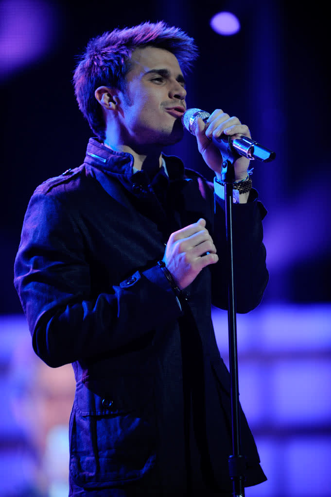 Kris Allen performs "No Boundaries" (Winner's Single) on "American Idol."