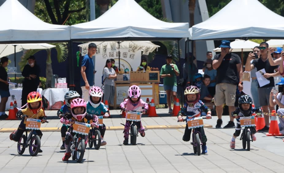 ▲8月27日則有適合國小及幼童的親子幼兒平衡車巡迴賽在美濃運動中心舉辦，競速過彎、分齡競賽更通通有獎。/記者 高祥