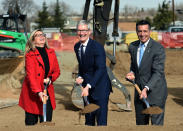 <p>Apple-Firmenchef Tim Cook, Renos Bürgermeisterin Hillary Schieve und Nevadas Gouverneur Brian Sandoval feiern den ersten Spatenstich für das neue Rechenzentrum von Apple in Reno, Nevada. 2017 wurde bereits der Apple Park im kalifornischen Cupertino eröffnet. Er ist der neue Hauptsitz des Technologieunternehmens. (Bild: ddp Images) </p>