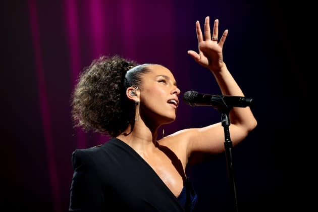 Alicia Keys performs with orchestra in new 'If I Ain't Got You' video 