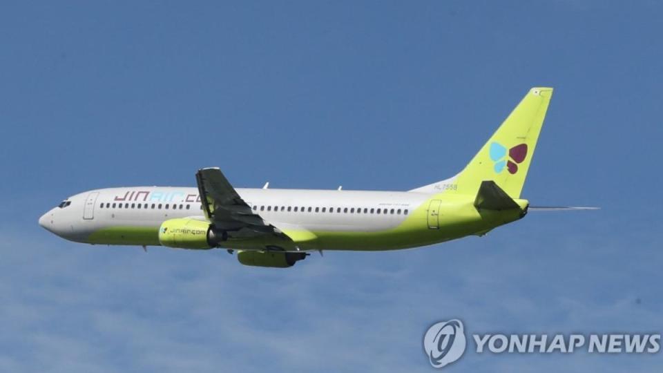 南韓韓進集團旗下子航空子公司真航空（Jin Air）一架從仁川出發前往越南峴港的班機因發現機體出現異常，緊急轉降台灣桃園國際機場。（圖／擷取自韓聯社）