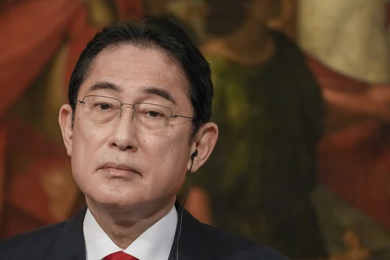 El primer ministro japonés, Fumio Kishida, escucha durante la lectura de un comunicado conjunto con el primer ministro italiano Giorgia Meloni al final de su reunión en el Palacio Chigi de Roma, el martes 10 de enero de 2023. (AP Foto/Andrew Medichini)