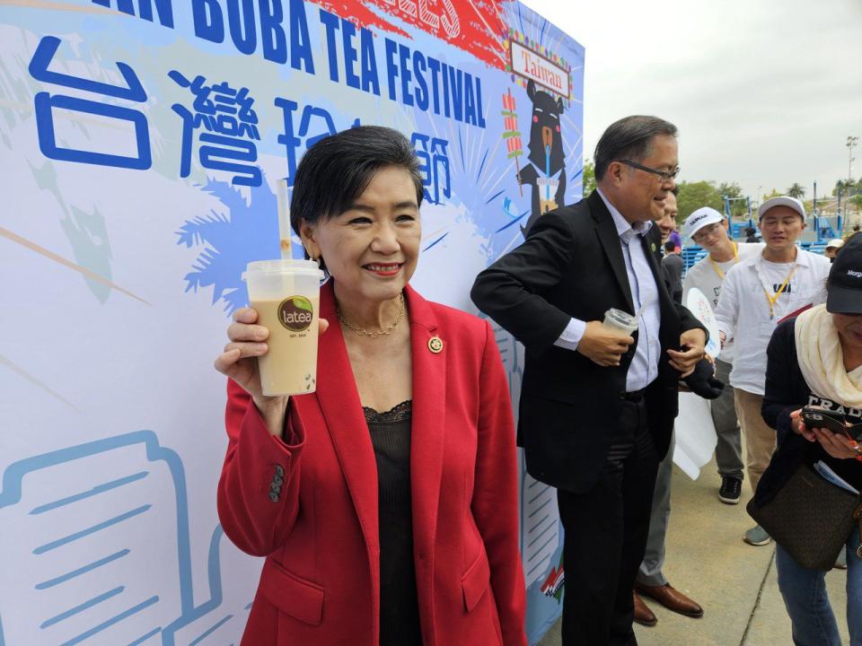 國會議員趙美心手持珍珠奶茶開心亮相，她表示，起源於台灣的珍珠奶茶如今在聖蓋博谷已成為家喻戶曉的飲品。（記者張庭瑜╱攝影）