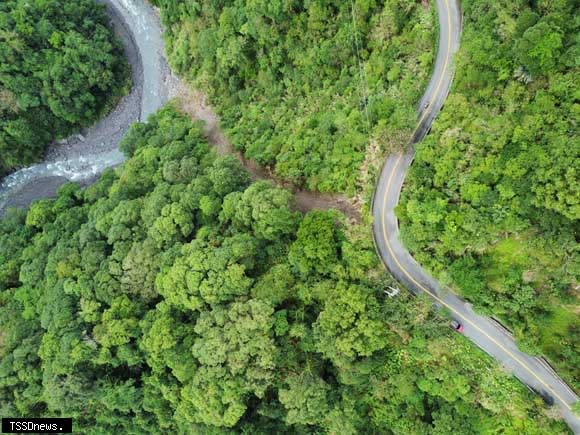 因應0四0三花蓮地震過後，太平山區內道路進行維護啟動交通管制，宜專一線三點五k坡面整治。（林業保育署宜蘭分署提供）