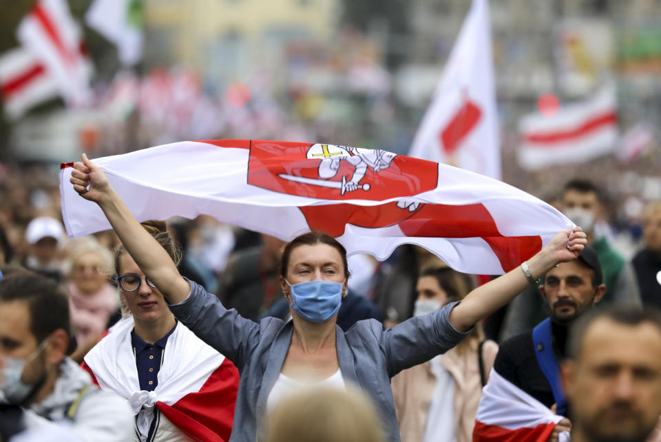 Unos 100.000 manifestantes marchan en Minsk, la capital de Bielorrusia, pidiendo la destitución del presidente, el domingo 27 de septiembre de 2020. (AP Foto/TUT.by)