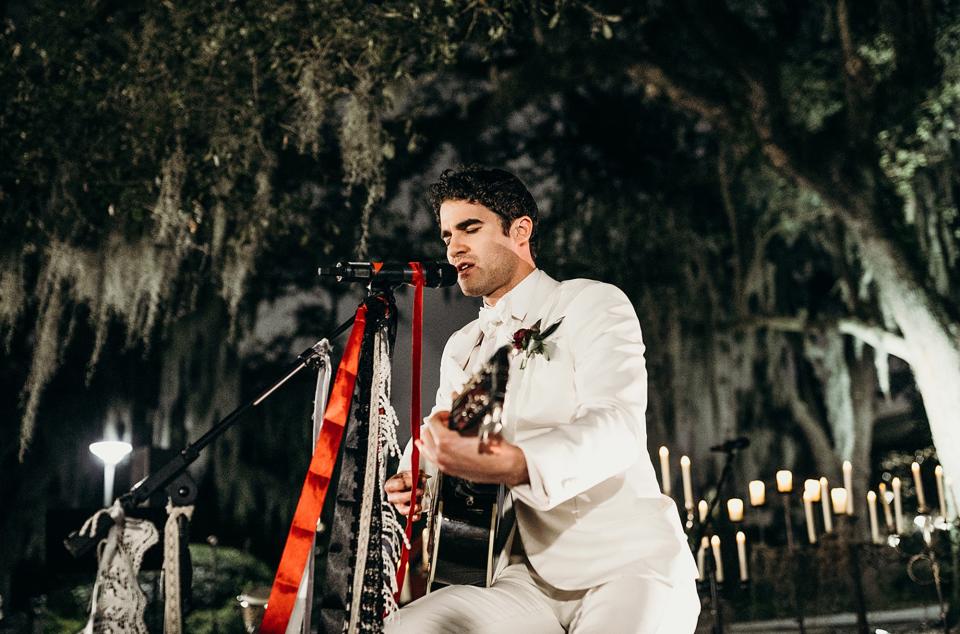 Once guests were seated at the ceremony, Darren appeared at the front, grabbed a guitar, and started singing a song to accompany his and Mia’s families down the aisle. When he finished, he took Mia by the arm, and they both walked up the aisle together.