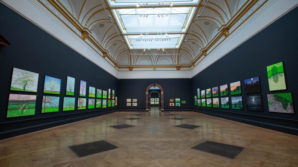 Sala en la Royal Academy con la exposición de las imágenes en iPad de David Hockney