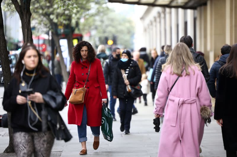 Gente camina por una calle luego de la flexibilización de las restricciones por la pandemia de coronavirus, en Londres