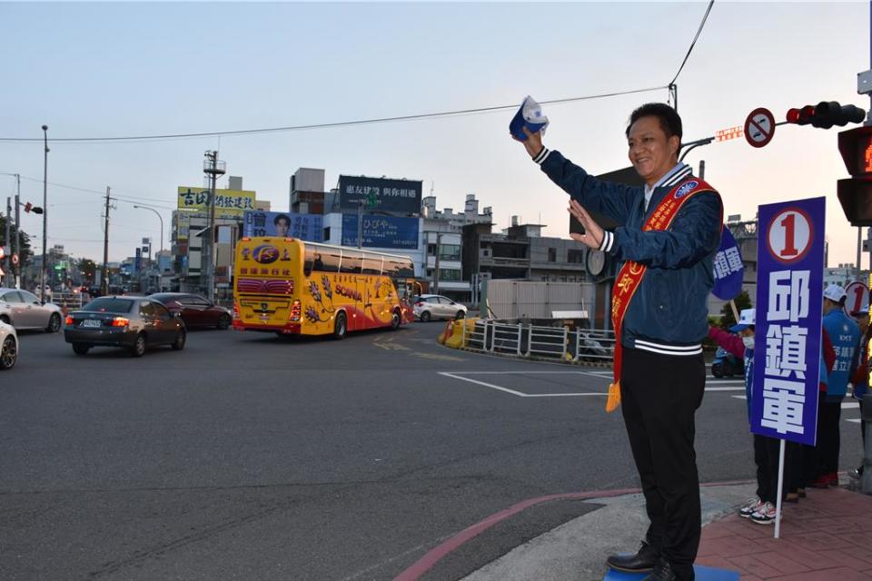 國民黨2日發動全台總動員街口拜票行動，國民黨苗栗縣2選區立委候選人邱鎮軍一早在頭份市國1交流道旁拜票。（謝明俊攝）