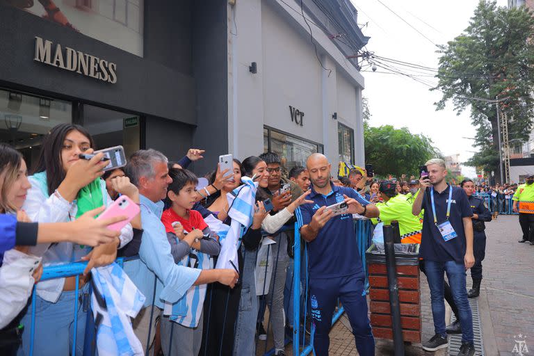 Javier Mascherano se presta a los pedidos de hinchas en San Juan, donde la Argentina se enfrentará con Nueva Zelanda este viernes en el Mundial Sub 20.