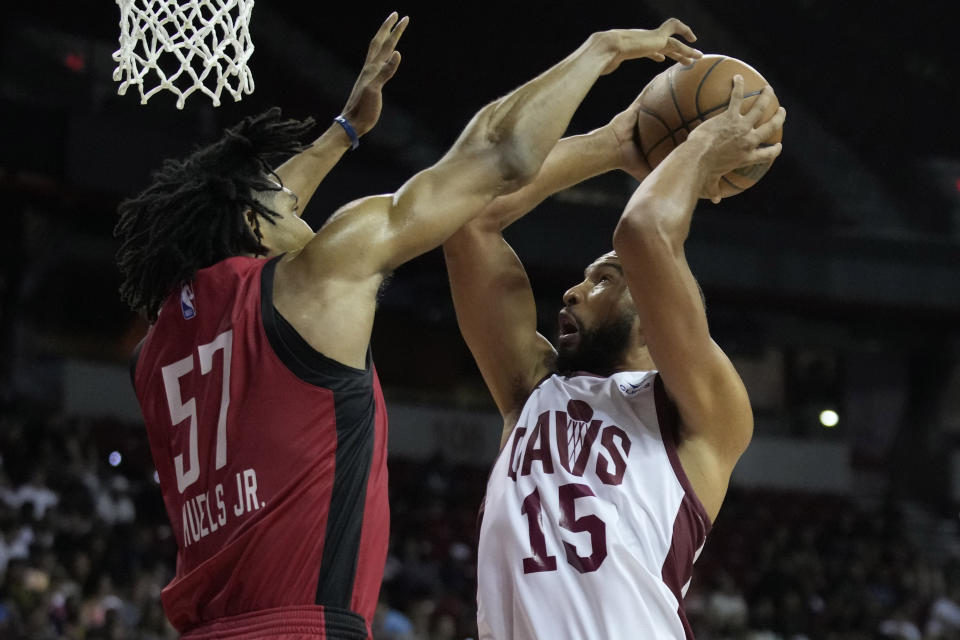 Cleveland Cavaliers' Isaiah Mobley attempts a shot against Houston Rockets' Jermaine Samuels Jr. during the first half of a NBA summer league championship basketball game Monday, July 17, 2023, in Las Vegas. (AP Photo/John Locher)