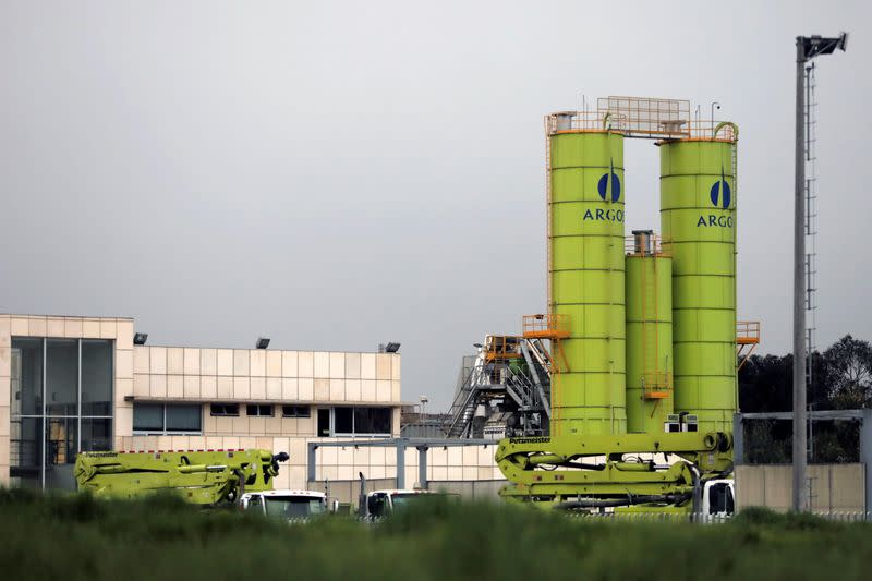 Foto de archivo. Silos de la cementera colombiana Argos en una planta de Bogotá