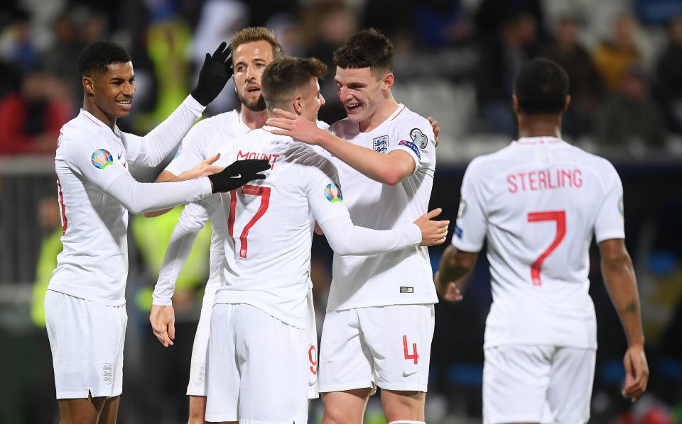 PRISTINA, KOSOVO - NOVEMBER 17: Mason Mount of England celebrates scoring his team's fourth goal with Harry Kane ,Marcus Rashford and Declan Rice  during the UEFA Euro 2020 Qualifier between Kosovo and England at the Pristina City Stadium on November 17, 2019 in Pristina, Kosovo. (Photo by Michael Regan/Getty Images)