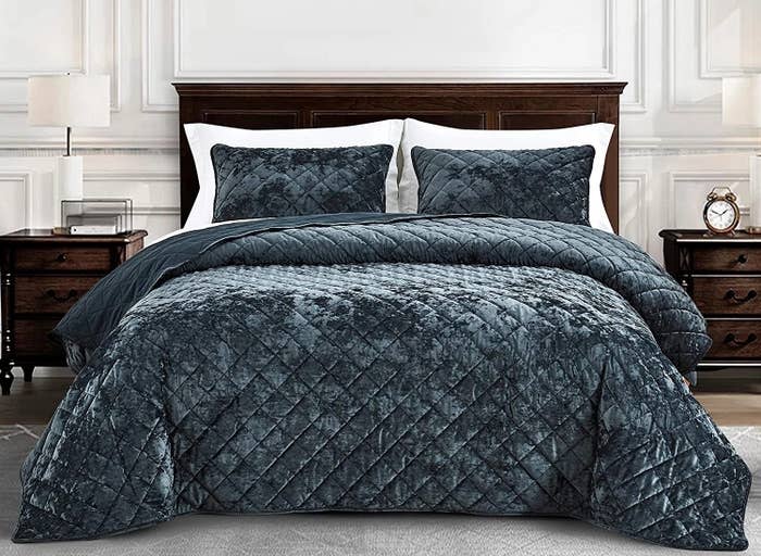 The quilt set in dark blue