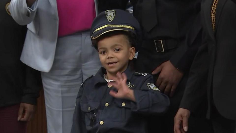 PHOTO: 6-year-old Keyjuan Andrew was sworn in as an honorary Lynwood police officer. (WLS)