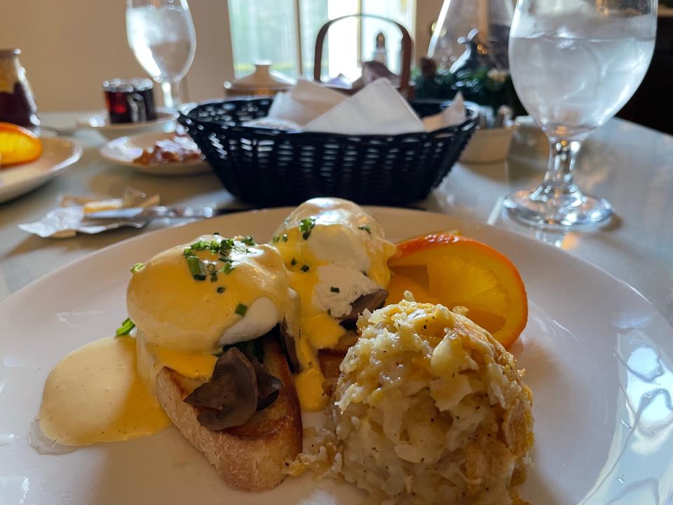 The eggs Florentine at Buckthorn Inn consists of two poached eggs served on top of crusty toast with spinach and mushrooms and topped with hollandaise sauce. It comes with a side of hash brown casserole.