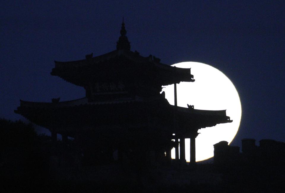 'Supermoon' seen around the world