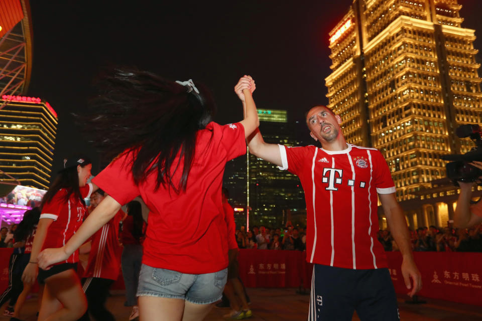 <p>Auf der Asienreise des FC Bayern vergnügen sich die Spieler in Shanghai vor dem Oriental Pearl Tower mit Fans. Franck Ribéry legt sogar eine kleine Tanzeinlage ein. (Bild: Alexander Hassenstein/Bongarts/Getty Images) </p>