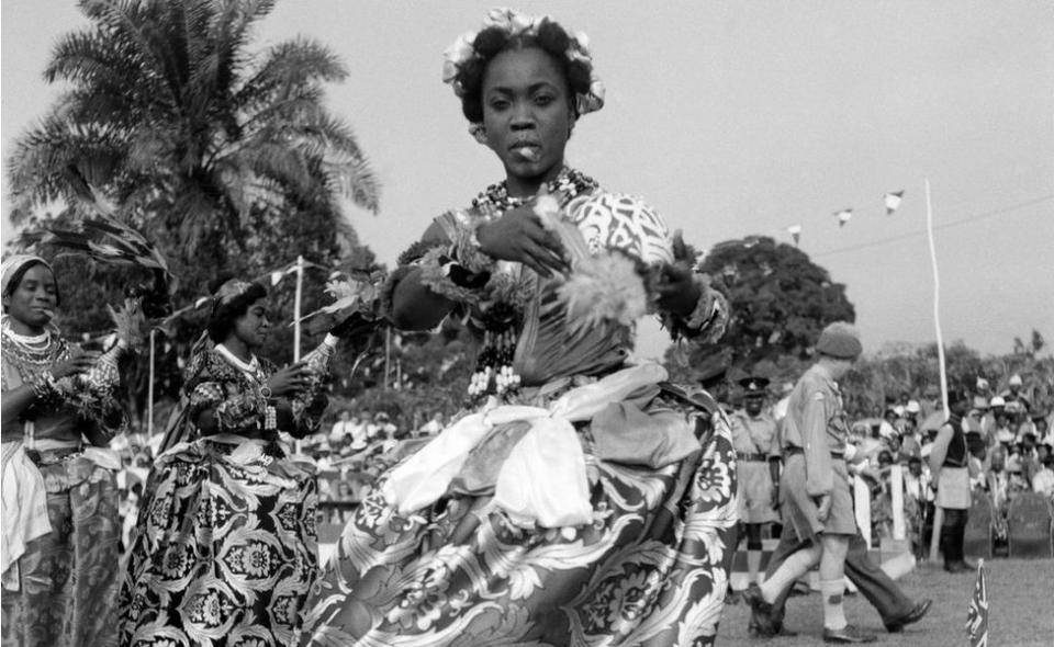 Bailarines efik actuaron para la reina Isabel II y el Duque de Edimburgo durante su gira por Nigeria en 1956