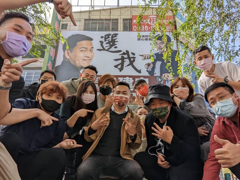 ▲陳柏惟（戴黑帽者）日前跑回高雄，為參選市議員的昔日幕僚陳建良加油打氣。（資料畫面／三民小喇叭 陳建良粉專，2022.01.25）