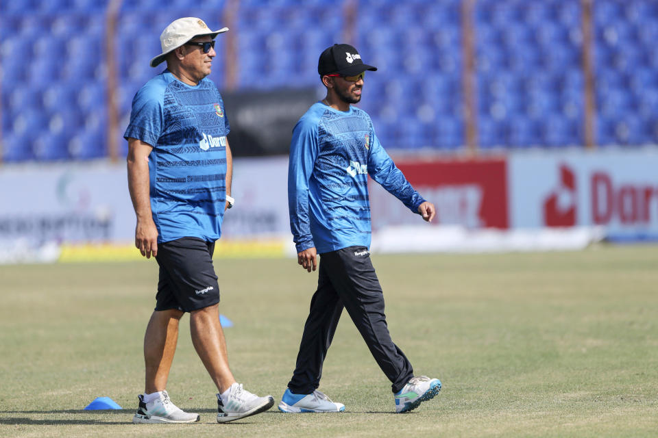 Bangladesh's coach Russell Domingo left and Mominul Haque during a training session ahead of their first test cricket match against India in Chattogram, Bangladesh, Monday, Dec. 12, 2022. (AP Photo/Surjeet Yadav)