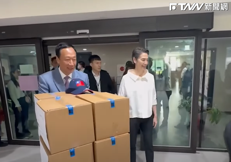 鴻海創辦人郭台銘，在爭取參選總統資格的過程中，全台各地從南到北，均有傳出連署站行賄案，參與人背景藍綠黑紅皆有。（圖／翻攝畫面）