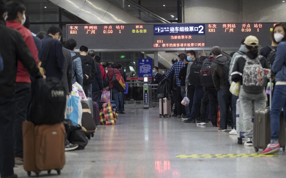 Los pasajeros hacen cola en una estación de tren de Wuhan para acceder a los ferrocarriles. Hacía varios meses que no se veían imágenes semejantes. (Xinhua/Fei Maohua via Getty Images)