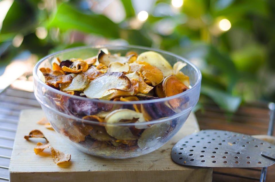 Chips de verduras al horno, otra forma muy sana de tomar remolacha. (Foto: Getty)