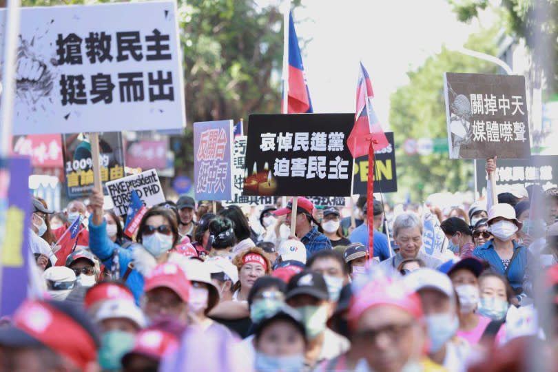 群眾疾呼「關掉中天，媒體噤聲」，呼籲NCC不能關了中天。（圖／林士傑攝）