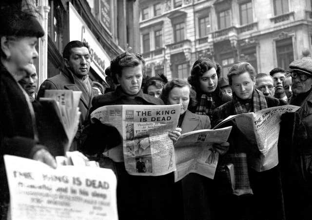 The crowds reading the news