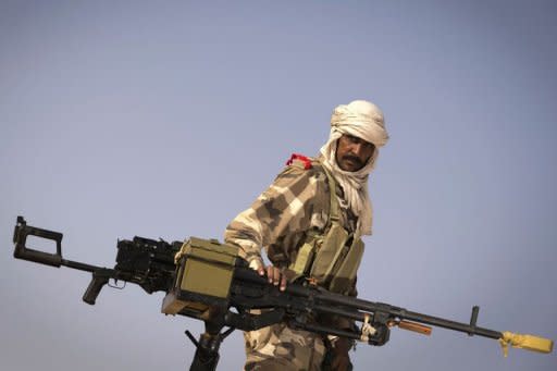 Photo Par Joel Saget - Au pied d'une colline, dans un camp militaire de Koulikoro, à 60 km de Bamako, le cliquetis des armes résonne: ce n'est pas la guerre, mais des soldats maliens s'entraînant sous les ordres d'instructeurs européens qui les forment au combat contre les jihadistes