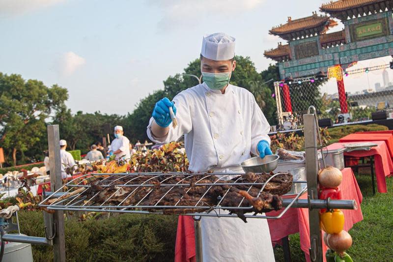 中秋BBQ饗宴提供限量原住民烤全豬。（圓山大飯店提供）