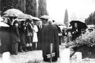 Am 25. Dezember 1977 verstarb Charlie Chaplin im Alter von 88 Jahren in seinem Haus in Corsier-sur-Vevey in der Schweiz. Fünf Tage später wurde er im Kreise seiner Familie beigesetzt. Nur drei Monate später wurde Chaplins Sarg von Grabräubern gestohlen - die von der Polizei allerdings dingfest gemacht werden konnten. (Bild: Central Press/Getty Images)