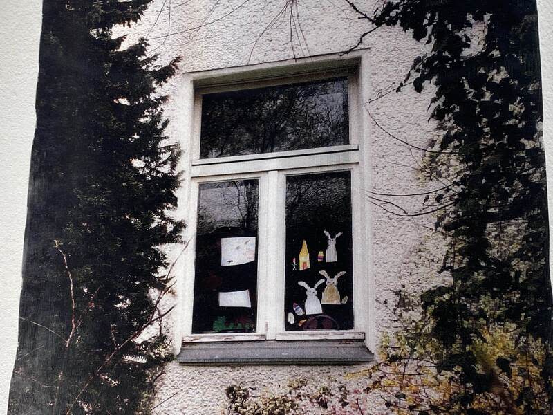 窗戶模糊內部與外部界線  陳家翊記錄柏林之窗 陳家翊認為窗戶是城市記憶的延伸，作品運用光柵印 刷技術，讓觀眾可以在一張平面圖像中轉移視角來看 見她在駐村期間拍下的不同窗戶。圖為陳家翊最喜歡 的「柏林之窗」。 中央社記者林尚縈柏林攝  113年5月6日 