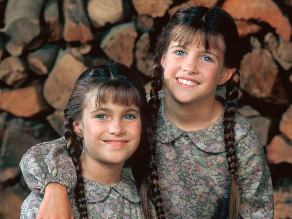 Lindsay and Sidney Greenbush posed together as Carrie Ingalls.