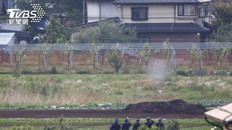 嫌犯在凌晨兩點就移動到了花圃，警方一直觀察情勢到凌晨四點。（圖/達志影像美聯社）