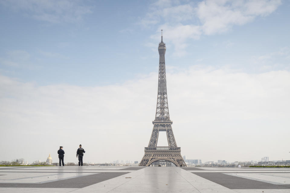 Unheimlicher Anblick: Eiffelturm