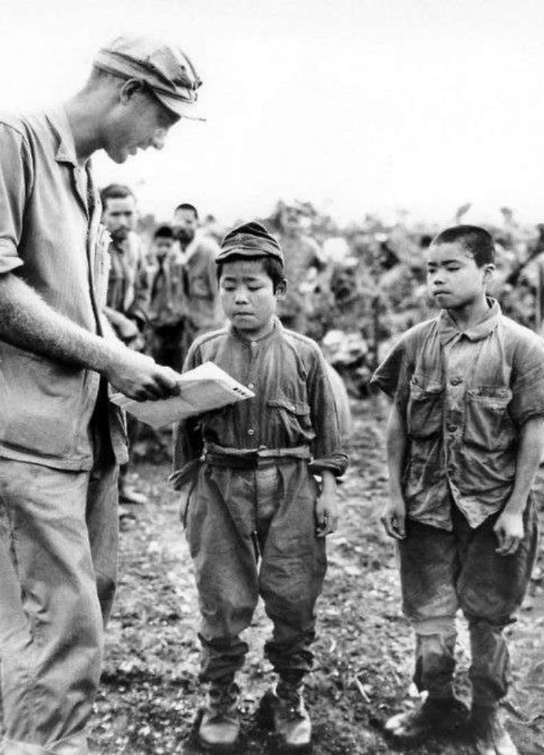日軍於沖繩島戰役前，徵集14歲到16歲少年兵組成「鐵血勤皇隊」，並帶著他們進行軍事訓練，好在非常事態時，直接編入作戰軍隊參與戰鬥。取自維基百科。