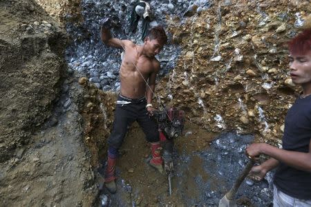 Miners search for jade stones at a mine dump at a Hpakant jade mine in Kachin state, Myanmar November 27, 2015. REUTERS/Soe Zeya Tun