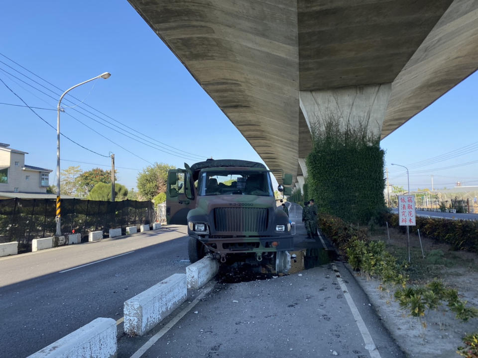 屏東縣警消獲報，26日上午有軍卡在九如鄉發生車禍，陸軍第八軍團指揮部所轄第四地區支援指揮部1輛中型戰術輪車自撞分隔島，車上官兵2員撞及頭部，意識清楚，8員擦、挫傷，均已立即送醫。（里港分局提供）