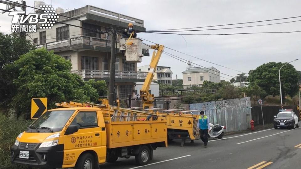 台電人員到場纏綁電線，交通恢復順暢通行。（圖／警方提供）