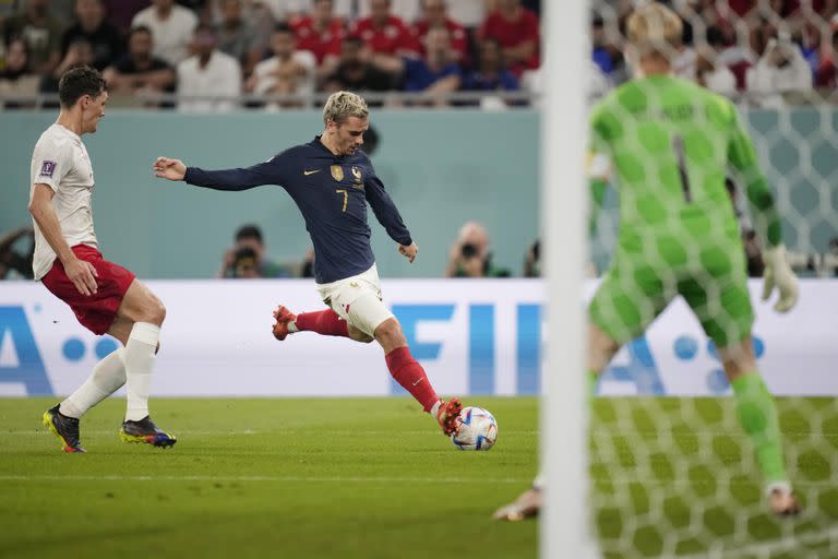 Antoine Griezmann en acción en el partido entre Francia y Dinamarca, que ganaron los galos por 2 a 1, en la fecha 2