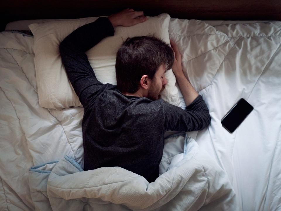Der Autor, nicht abgebildet, hat alle Technik aus seinem Schlafzimmer entfernt, um besser schlafen zu können. - Copyright: Yasinemir/Getty Images