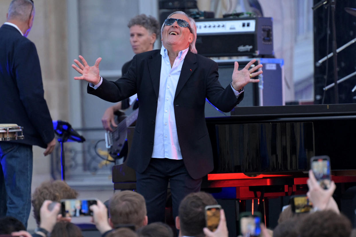 Le chanteur français Gilbert Montagne arrive pour la fête de la musique dans la cour du palais présidentiel de l’Elysée à Paris le 21 juin 2024