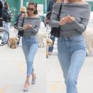 <p>Der Off-Shoulder-Trend geht in die Verlängerung. Kein Wunder, ist die nackte Schulter doch auch eine äußerst sexy Zone. Da wird selbst ein Nippelblitzer zur Nebensche, wie Model Bella Hadid unter Beweis stellt. (Bild: AP Images) </p>